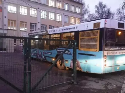 Автобус снес школьный забор в Ижевске
