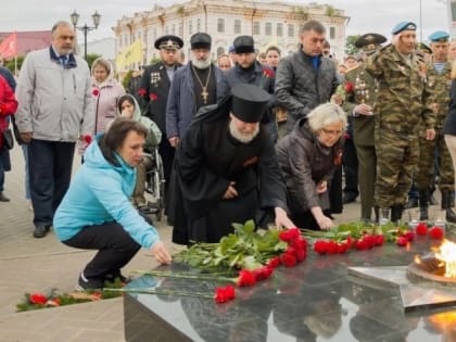 В День памяти и скорби архипастырь принял участие в акции «Свеча памяти».