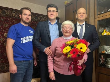 Олег Гарин и активисты «Единой России» ко Дню бабушек и дедушек передали почти две тысячи открыток пенсионерам