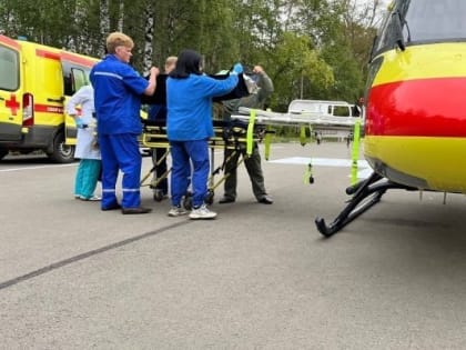 Мальчика с разрывом желудка доставили из Глазова в Ижевск на вертолете