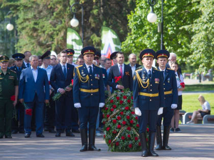 В День памяти и скорби в столице республики прошла торжественная церемония возложения  цветов к Монументу боевой и трудовой славы