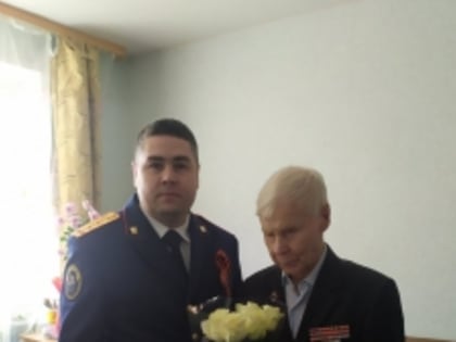 Сотрудники следственного отдела по Устиновскому району Ижевска поздравили ветерана войны с Днем Победы