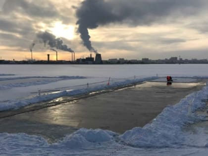 На Ижевском пруду начали нарезать лёд для новогоднего городка