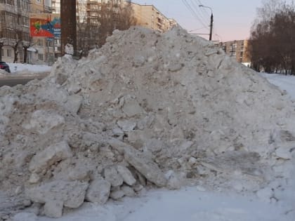 Городские службы Глазова активизируют вывоз снега в преддверии паводка
