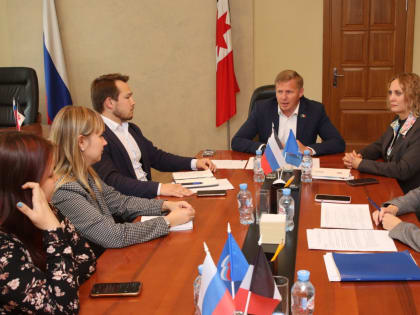 Обсудили реализацию проектов Молодёжного парламента