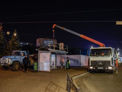 ​В Ижевске демонтировали навес на Центральной площади,
                           чтобы установить «умную» остановку