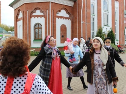 В Глазове в рамках православной выставки-ярмарки прошел хороводно-игровой праздник