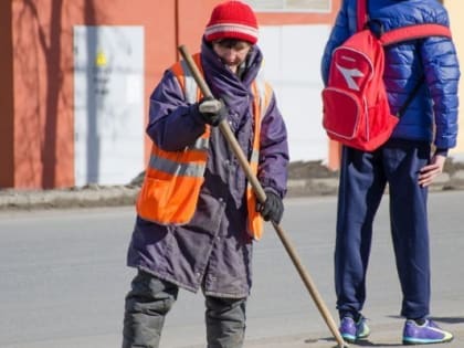 На улицах Ижевска начали убирать накопившийся за зиму смет