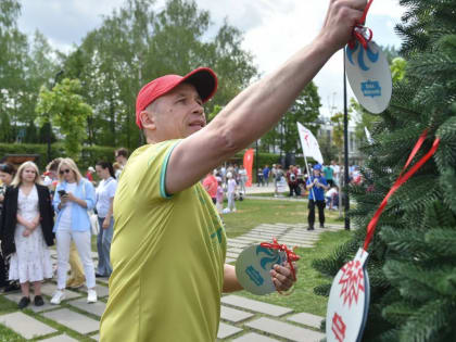 На Центральной площади Ижевска при поддержке «Единой России» стартовала акция «Ёлка желаний»