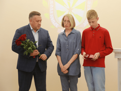 Орден мужества посмертно передали семье Александра Наймушина