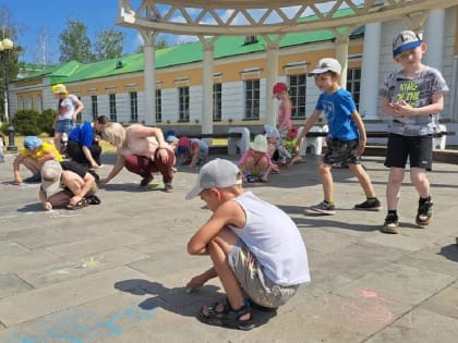 Молодогвардейцы «Единой России» провели конкурс рисунков на асфальте для детей