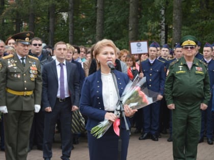 У Вечного огня в сквере Победы в Ижевске прошло торжественное мероприятие, посвящённое Дню знаний и Дню солидарности в борьбе с терроризмом