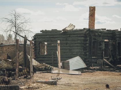 В Завьяловском районе огонь уничтожил дом и другие постройки