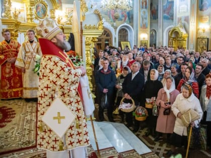 В Пасхальную ночь митр. Викторин совершил богослужение в кафедральном соборе