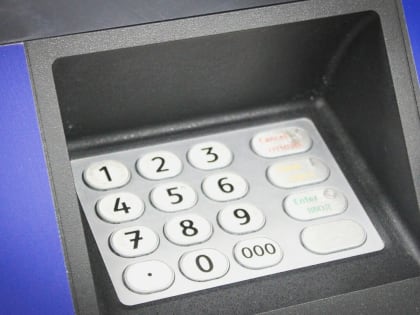 В краже денег у мертвого пенсионера подозревают жительницу Воткинска