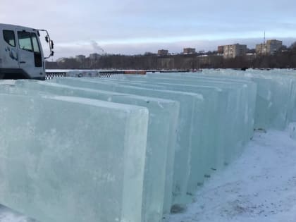 Лед для новогоднего городка начали нарезать на Ижевском пруду