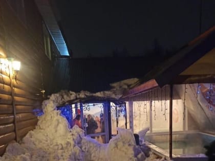 Пострадавшую из-за схода снега 3-летнюю девочку из Можги перевели из реанимации