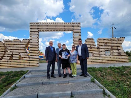 Александр Шаклеин исполнил желание мальчика с ОВЗ и подарил ему фотоаппарат