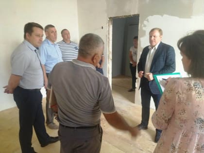 Депутат Госсовета Удмуртии Дмитрий Арсибеков проконтролировал ход ремонта школы в поселке Борок Камбарского района
