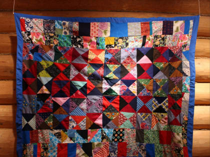 С 7 марта в выставочном зале Волостного правления начала работу интересная экспозиция из фондов музея "Лудорвай", посвященная текстилю в удмуртом интерьере "Живая ни