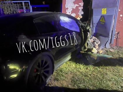 Водитель «Тесла» врезался в электрическую подстанцию в Ижевске