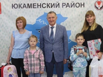 Владимир Невоструев принял участие в партийной акции «Собери ребенка в школу»