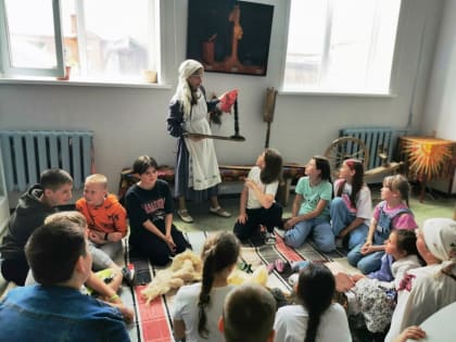 Сегодня ребята из 56-ой школы побывали в музейно-просветительском центре «Лудорвай» на тематическом занятии «Клубок катится, нитка тянется…»