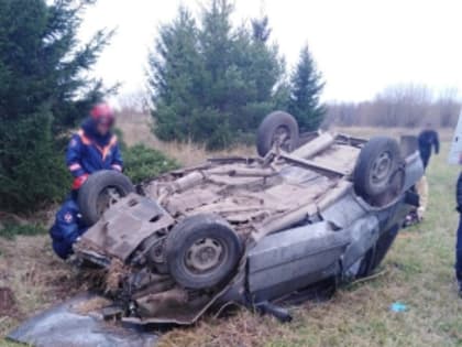 Водитель и пассажир «ВАЗа» погибли после опрокидывания машины на трассе в Удмуртии