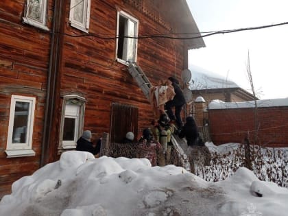 Двух детей спасли пожарные из горящего барака в Сарапуле