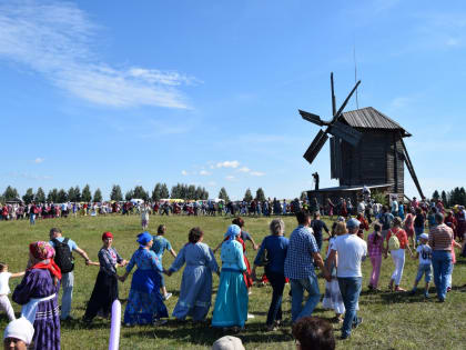 Друзья, долгожданный VII Межрегиональный фестиваль «ГуртFEST» и Медовый Спас всё ближе! В этом году торжество начнётся с полюбившегося многим праздничного хоровода.