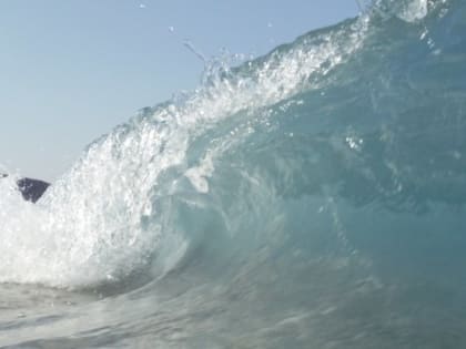 На турецкую Анталью обрушились гигантские волны и снег