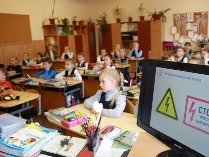 Специалисты Удмуртэнерго рассказывают школьникам о правилах электробезопасности