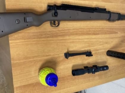 Напугавший Железногорск мужчина с ружьем оказался девушкой с муляжом оружия