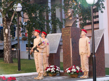 На территории Ижевского мотозавода «Аксион-холдинг» торжественно открыли бюст М. Т. Калашникова