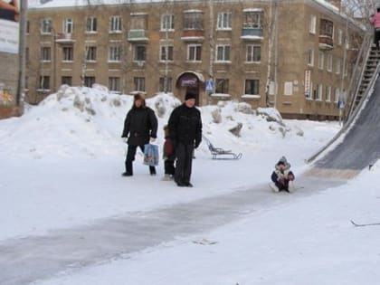 Жителей Ижевска призвали сообщать о горках рядом с проезжей частью