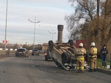 На Южной набережной Ижевска перевернулся автомобиль