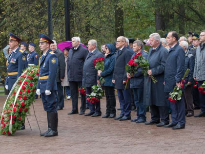 В День оружейника в Ижевске торжественно возложили цветы к памятникам М.Т. Калашникову и Д.Ф. Устинову