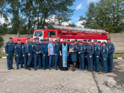 Пожарные 8 пожарной части (договорная) приняли участие в молебне по случаю освящения подразделения
