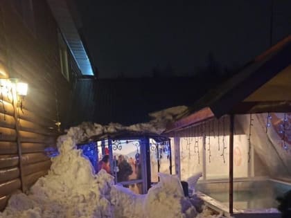 Снег упал с крыши на женщину и трехлетнюю девочку в Можге