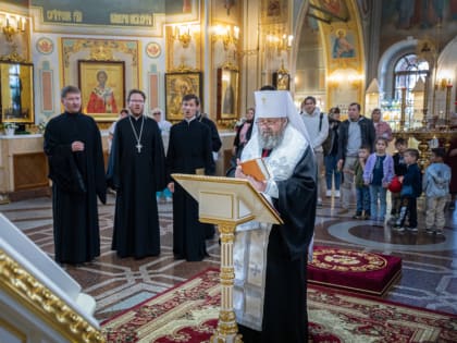 Митрополит Викторин совершил благодарственный молебен по случаю Дня России и Дня города