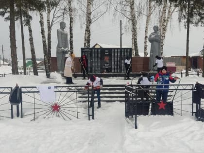 В канун Дня защитника Отечества активисты «Единой России» и движения «Волонтеры Победы» провели субботники на воинских мемориалах Удмуртии