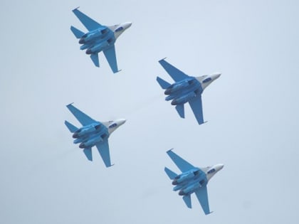 Прилетели: над Ижевском начались тренировочные полеты пилотажной группы «Соколы России»