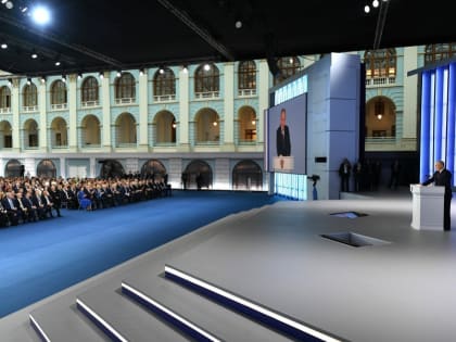 Владимир Путин поручил повысить качество школьных программ по гуманитарным предметам