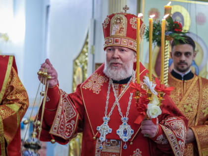 Праздничное богослужение в Пасхальную ночь