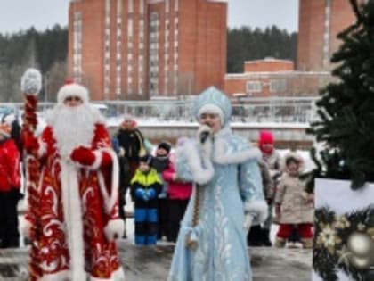 Сегодня сразу на двух площадках города прошло открытие новогодних елок - в парке «Времена года» и в сквере по улице Юбилейной