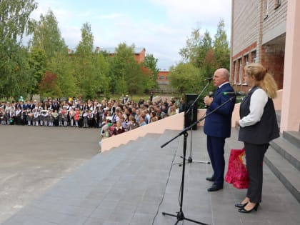 В День знаний депутаты Госсовета приняли участие в торжественных линейках
