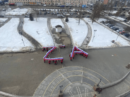 Флешмоб«Своих не бросаем!» состоялся на привокзальной площади в Ижевске