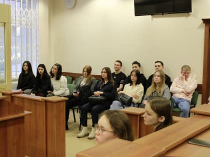 В Верховном Суде УР провели экскурсию для учащихся Многопрофильного колледжа УдГУ