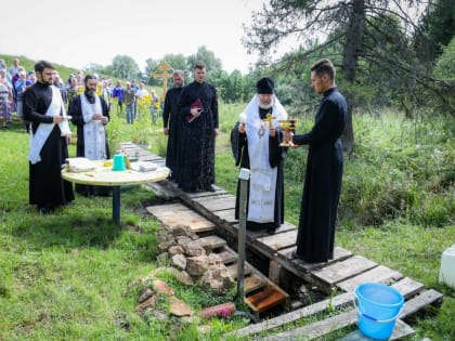 Епископ Павел освятил источник у деревни Сизяшур