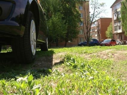 Более 1 тысячи нарушений парковок на газонах выявили в Ижевске с начала 2023 года